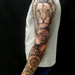 lion roses realiste tatouage  dermographink reyes chambery
