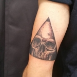 skull dotwork triangle  tattoo   dermographink chambery tatouage 
